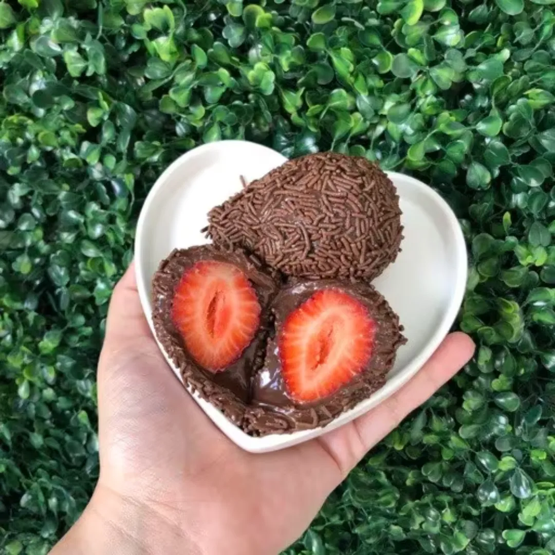 Coxinha de brigadeiro com morango